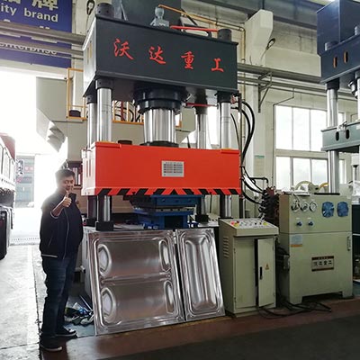 不鏽鋼(gāng)水箱闆拉(lā)伸液壓機(ji)_400噸拉伸機(jī)
