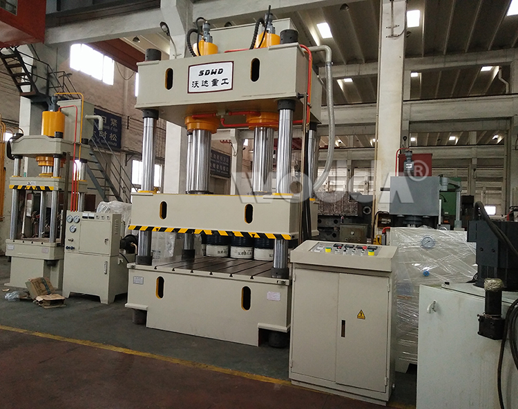 雙(shuang)缸三梁(liáng)四柱液(yè)壓機