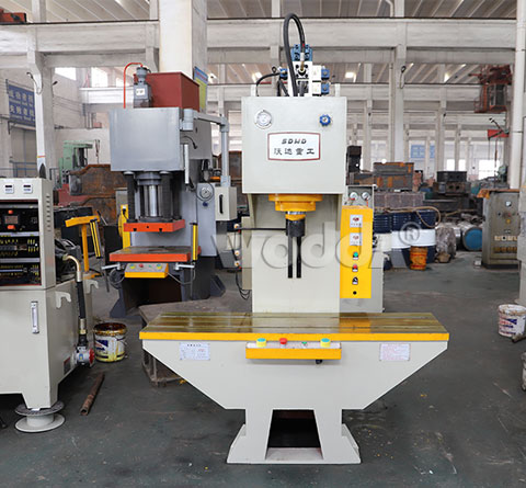 單(dan)柱液壓機 單柱(zhù)液壓機