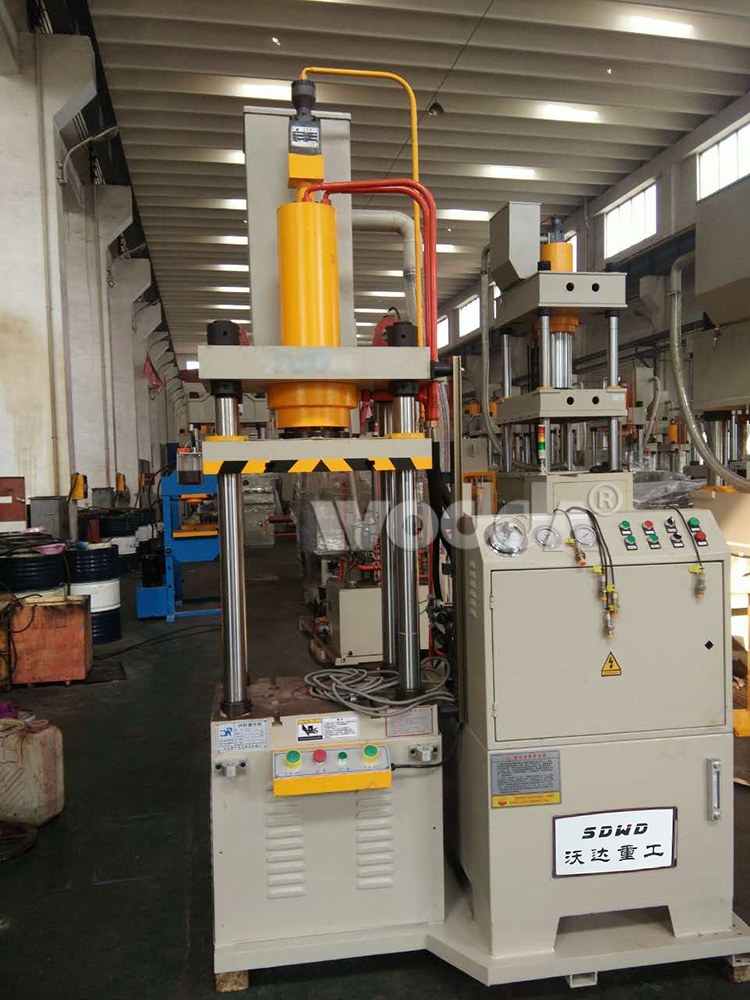 40噸連體四(si)柱液壓機