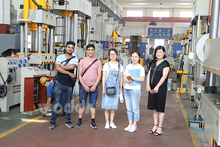 四梁四(sì)柱液壓(yā)機