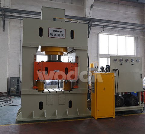 龍門框架導軌式(shi)液壓機