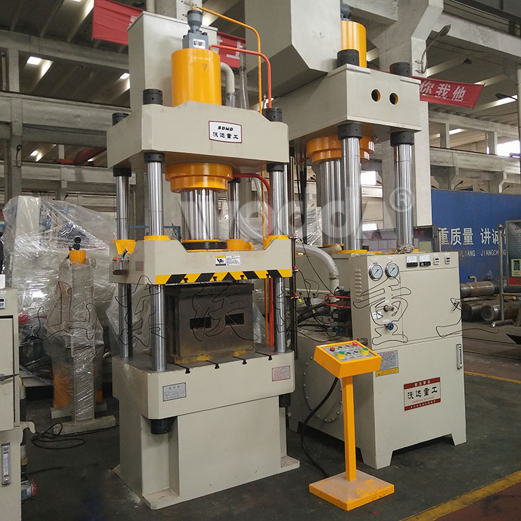 四柱(zhu)液壓機