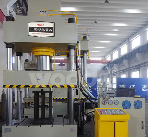 三梁(liáng)四柱液壓機(ji)