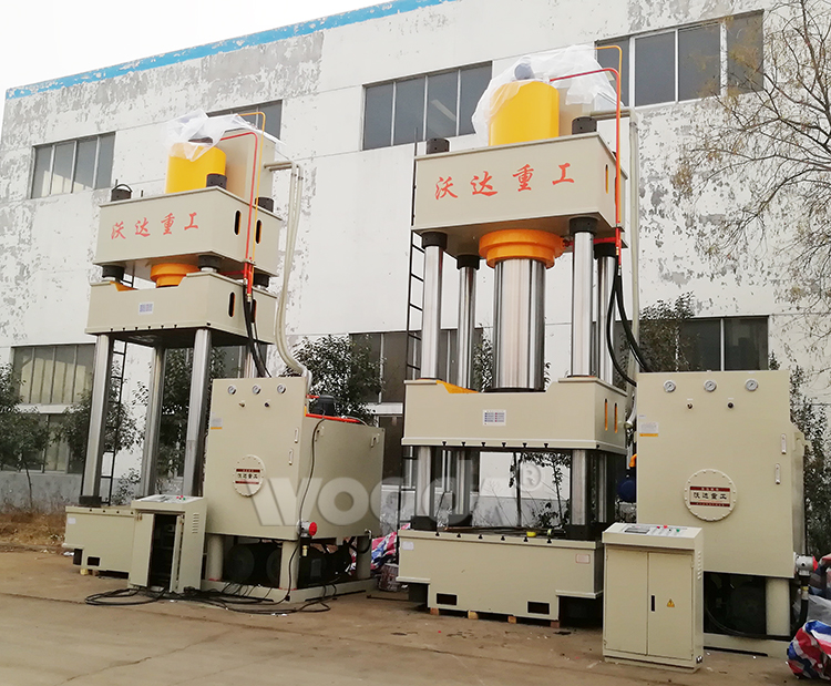 1500噸(dun)三梁四柱液(yè)壓機 1500噸三梁四(sì)柱液壓機