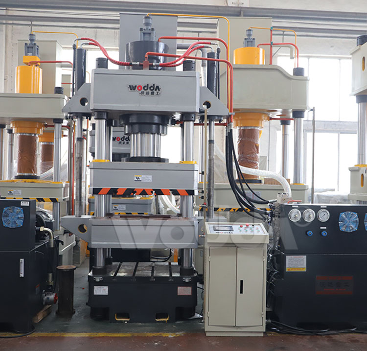 四梁四(sì)柱液壓機實拍(pāi)圖