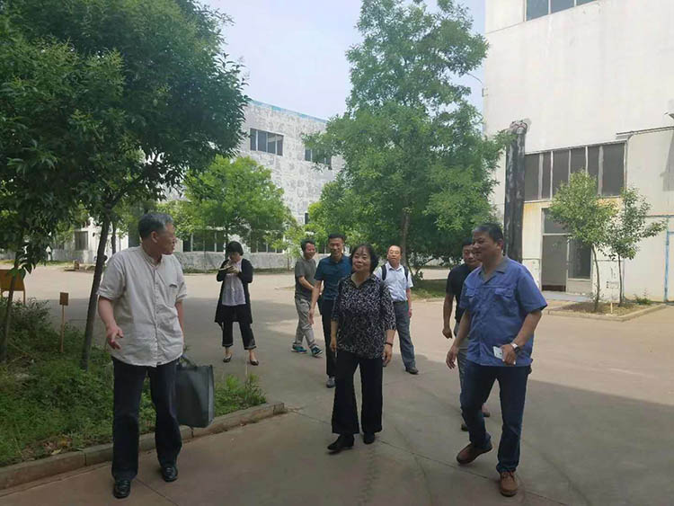 北(bei)京一機(ji)劉宇淩(líng)總工程(cheng)師來沃(wo)達液壓(ya)機考察(cha) 北京(jing)一機劉(liú)宇淩總(zong)工程師(shī)來沃達(dá)液壓機(ji)考察