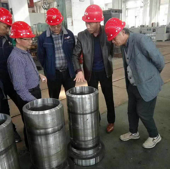 上海交(jiāo)大教授(shou)來沃達(da)重工指(zhi)導液壓(yā)機生産(chǎn)