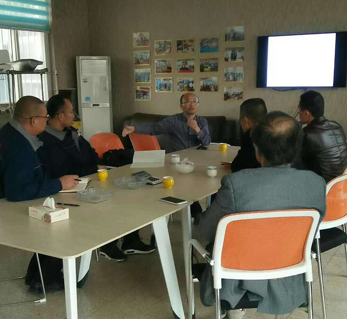 沃達液(yè)壓機技(ji)術人員(yuán)與上海(hǎi)交大教(jiāo)授深入(rù)溝通