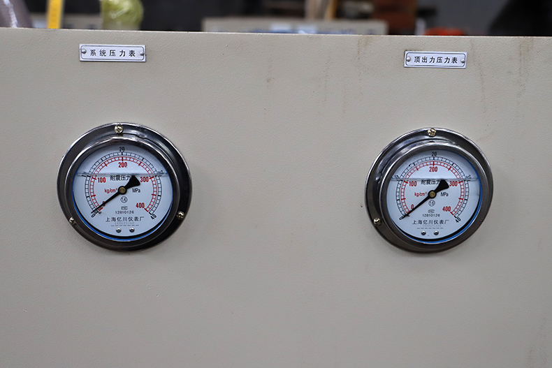 四柱(zhù)三梁液壓(yā)機油表