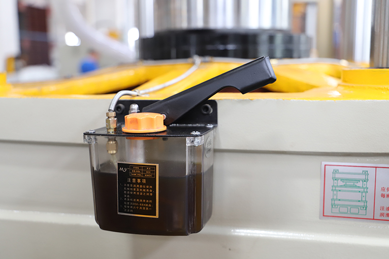 密胺餐具(jù)熱壓成型(xing)液壓機郵(you)箱