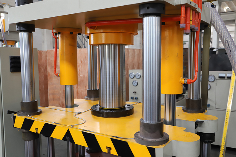 電磁爐(lu)隔熱圈液壓機(jī)