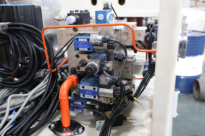 電磁爐隔熱圈(quān)液壓機