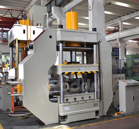 200噸(dūn)帶側缸液壓(yā)機