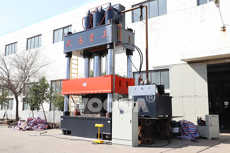 1800T三梁(liang)四柱液壓(yā)機