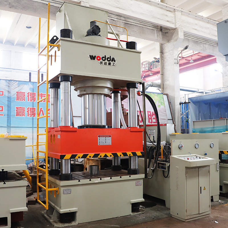 630噸三(san)梁四柱液(ye)壓機