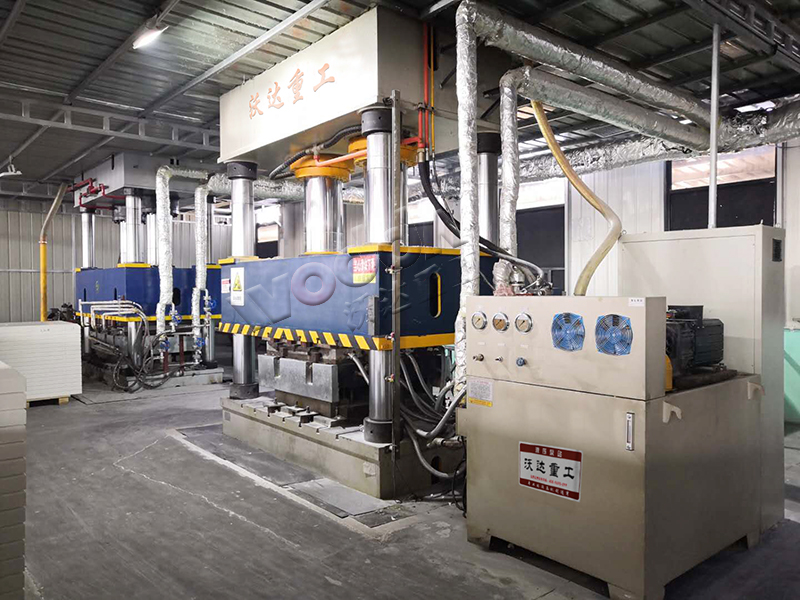 800噸玻璃鋼(gang)水箱闆液壓機