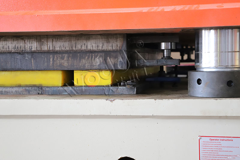 鋼木門(men)壓花機(jī)