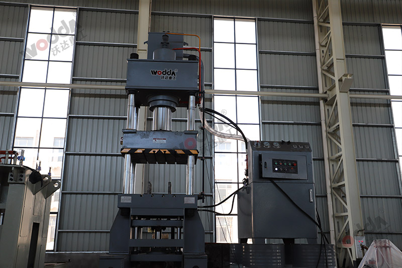 200噸輪毂拉伸(shēn)成型液壓機(ji) 200噸輪毂拉伸(shen)成型液壓機(jī)