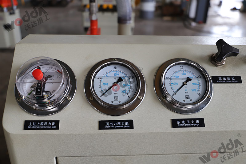 100噸三梁四柱液壓(ya)機壓力表 100噸三梁(liáng)四柱液壓機壓力(lì)表
