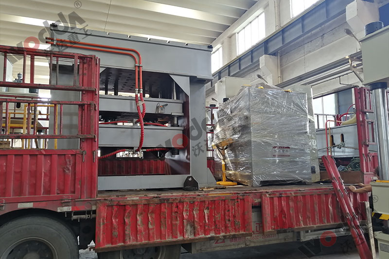 不鏽鋼托盤(pan)拉伸液壓機裝(zhuāng)車發貨 不鏽鋼(gāng)托盤拉伸液壓(yā)機裝車發貨