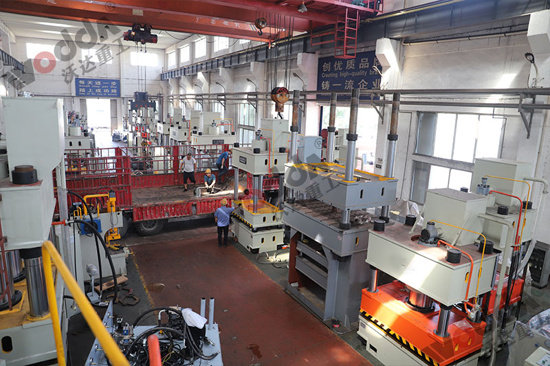 不鏽鋼(gāng)托盤拉伸液壓(yā)機裝車發貨 不(bú)鏽鋼托盤拉伸(shen)液壓機裝車發(fā)貨