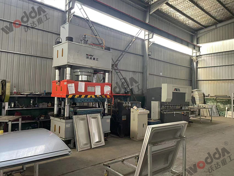 400噸巧克力(lì)水箱闆拉伸液(ye)壓機 400噸巧克力(lì)水箱闆拉伸液(ye)壓機