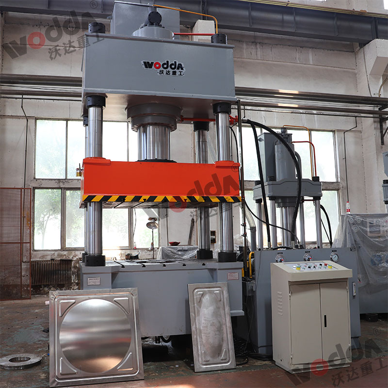 500噸不鏽鋼(gāng)水箱成型(xing)液壓機 500噸(dun)不鏽鋼水(shui)箱成型液(ye)壓機