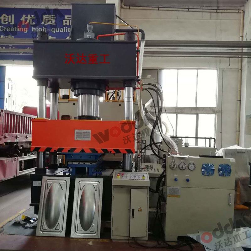 400噸不(bú)鏽鋼水箱(xiang)成型液壓(yā)機 400噸不鏽(xiu)鋼水箱成(cheng)型液壓機(jī)