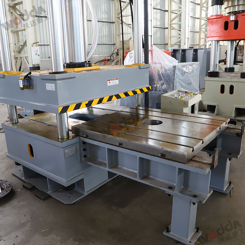 200噸移動工(gōng)作台液壓機 200噸移(yi)動工作台液壓機(jī)