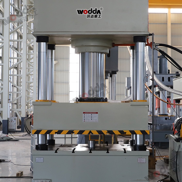 630噸(dūn)四柱液壓機機身(shen) 630噸四柱液壓機機(jī)身