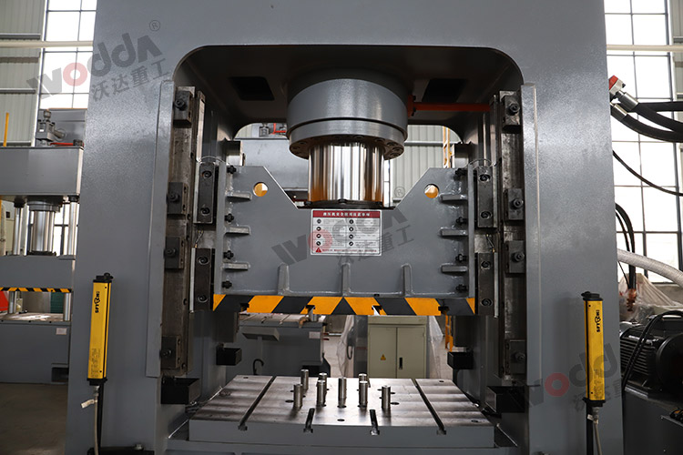 315噸框架(jià)式液壓機(ji)機身.jpg 315噸框(kuang)架式液壓(ya)機機身.jpg