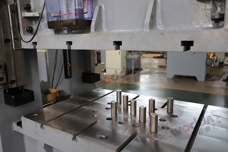 315噸(dūn)框架式液(yè)壓機(多頂(ding)杆、液壓墊(nian)).jpg 315噸框架式(shì)液壓機(多(duō)頂杆、液壓(yā)墊).jpg