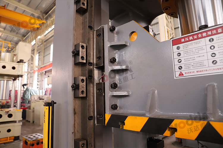 315噸(dun)框架式液(yè)壓機(導軌(gui)).jpg 315噸框架式(shì)液壓機(導(dǎo)軌).jpg