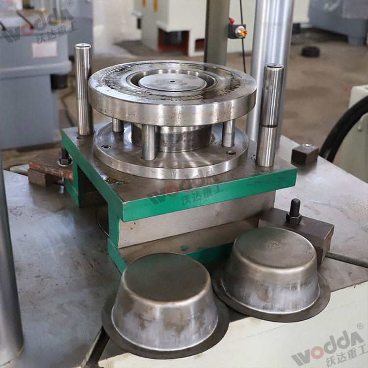 200噸四柱拉伸(shēn)機用戶現場(chang)圖