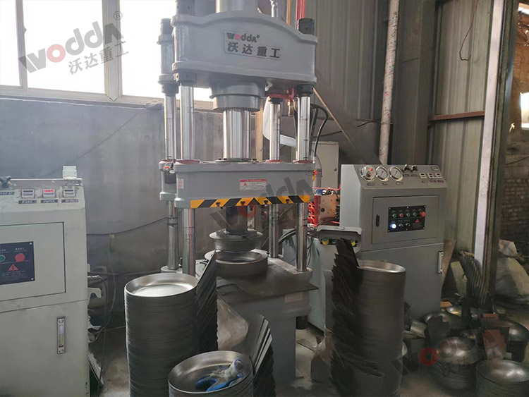 100噸(dūn)四柱液壓機拉伸(shen)鐵鍋現場 100噸四柱(zhù)液壓機拉伸鐵鍋(guō)現場