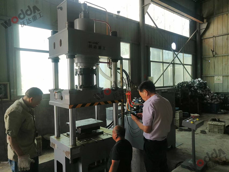 200噸(dūn)不鏽鋼離心風機(ji)成型液壓機(圖2) 200噸(dun)不鏽鋼離心風機(ji)成型液壓機(圖2)