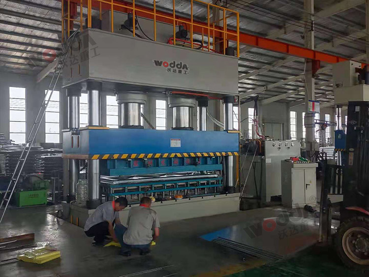 1000噸(dun)不鏽鋼(gāng)水箱闆(pǎn)拉伸液(yè)壓機(圖(tu)2) 1000噸不鏽(xiù)鋼水箱(xiāng)闆拉伸(shen)液壓機(jī)(圖2)