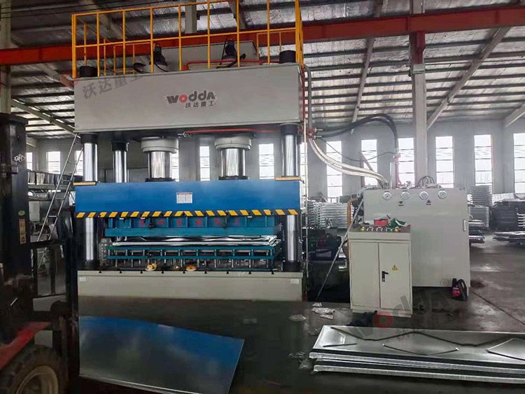 1000噸不鏽(xiù)鋼水箱(xiāng)闆拉伸(shen)液壓機(ji)(圖3) 1000噸不(bu)鏽鋼水(shuǐ)箱闆拉(la)伸液壓(yā)機(圖3)