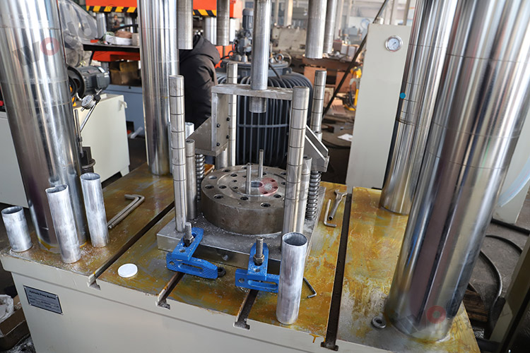 500噸動力電池(chí)電芯鋁殼拉伸液(ye)壓機模具 500噸動力(li)電池電芯鋁殼拉(lā)伸液壓機模具