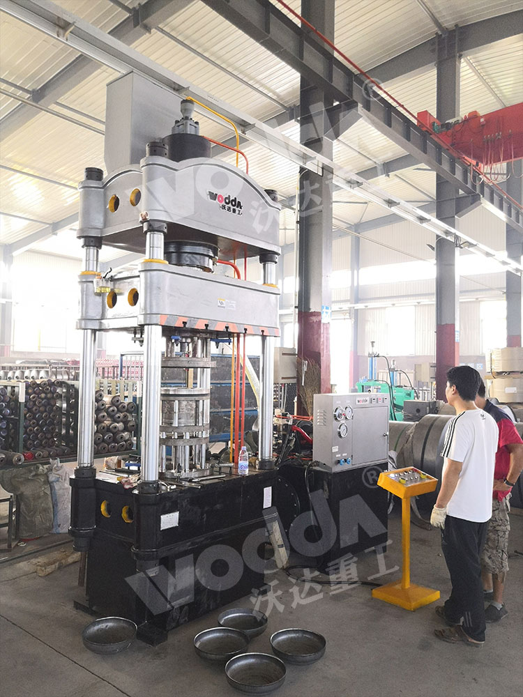 200噸(dun)煤氣罐封頭液壓(ya)機(圖1) 200噸煤氣罐封(feng)頭液壓機(圖1)