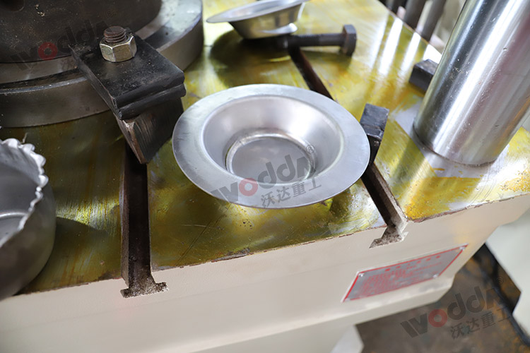 200噸(dun)液壓機(ji)加工金(jīn)屬托盤(pan)成品.jpg 200噸(dūn)液壓機(jī)加工金(jin)屬托盤(pan)成品.jpg