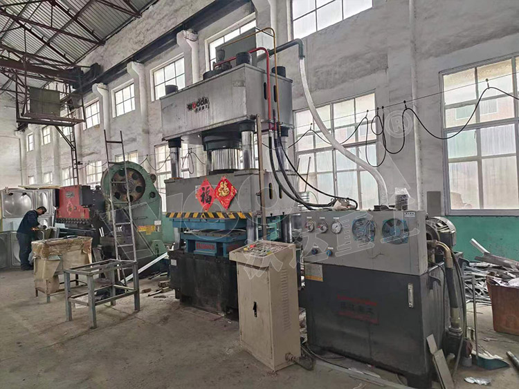 不鏽鋼水(shui)箱闆液壓機客(ke)戶現場 不鏽鋼(gang)水箱闆液壓機(jī)客戶現場