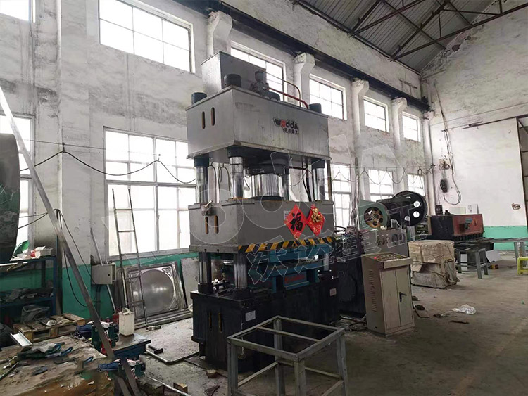 不(bu)鏽鋼水箱闆液(ye)壓機客戶現場(chǎng) 不鏽鋼水箱闆(pan)液壓機客戶現(xian)場