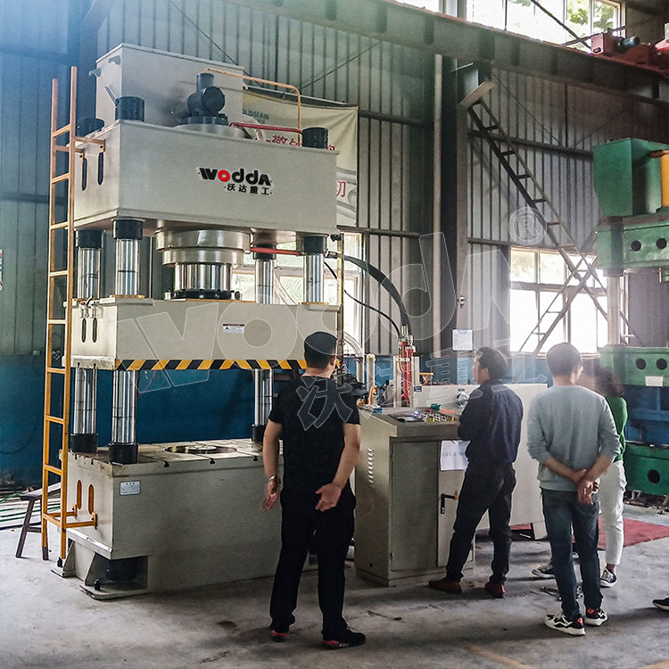 500噸不鏽(xiu)鋼水箱(xiang)闆拉伸(shen)液壓機(ji) 500噸不鏽(xiù)鋼水箱(xiāng)闆拉伸(shen)液壓機(jī)