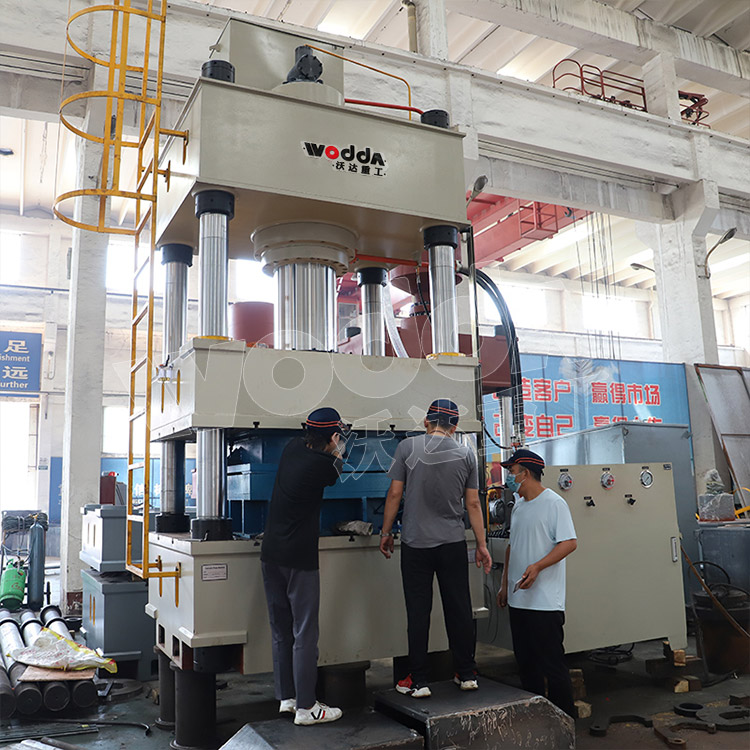 500噸不鏽(xiù)鋼水箱(xiang)液壓機(jī)(圖1) 500噸不(bú)鏽鋼水(shuǐ)箱液壓(ya)機(圖1)