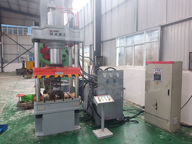 200噸封頭拉(la)伸液壓機(jī)(圖4) 200噸封頭(tóu)拉伸液壓(yā)機(圖4)