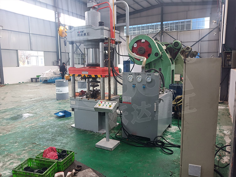 200噸封頭拉(la)伸液壓機(ji)(圖2) 200噸封頭(tóu)拉伸液壓(yā)機(圖2)