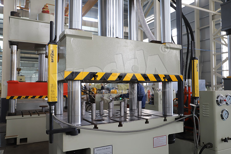 150噸(dun)拉伸機(液壓墊) 150噸(dūn)拉伸機(液壓墊)