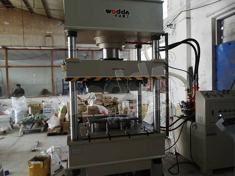 250噸(dūn)太陽能路燈殼(ké)拉伸液壓機 250噸(dūn)太陽能路燈殼(ké)拉伸液壓機